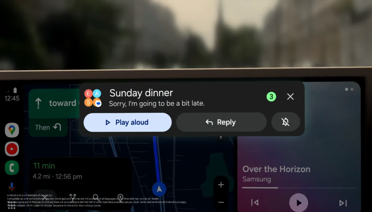 Widok interfejsu użytkownika Android Auto z wyskakującym powiadomieniem o treści "Sorry, I'm going to be a bit late" nad mapą z wyznaczoną trasą i czasem przyjazdu wynoszącym 11 minut. Na ekranie widoczne są również ikony aplikacji i odtwarzacz muzyki z tytułem "Over the Horizon" od Samsung.