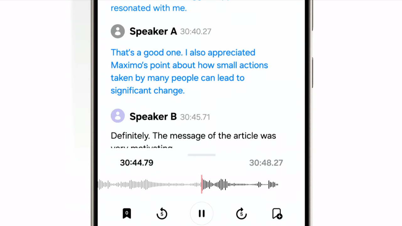 Zdjęcie wyświetlacza smartfona z otwartą aplikacją do przesyłania wiadomości głosowych, na której widać rozmowę między Speaker A i Speaker B, oraz odtwarzacz dźwięku z aktywnym nagraniem.