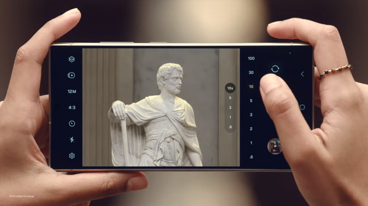 Ręce trzymające smartfon Samsung Galaxy S24 Ultra z aplikacją aparatu One UI 6.1. Fotografowanie posągu rzymskiego cesarza w muzeum.