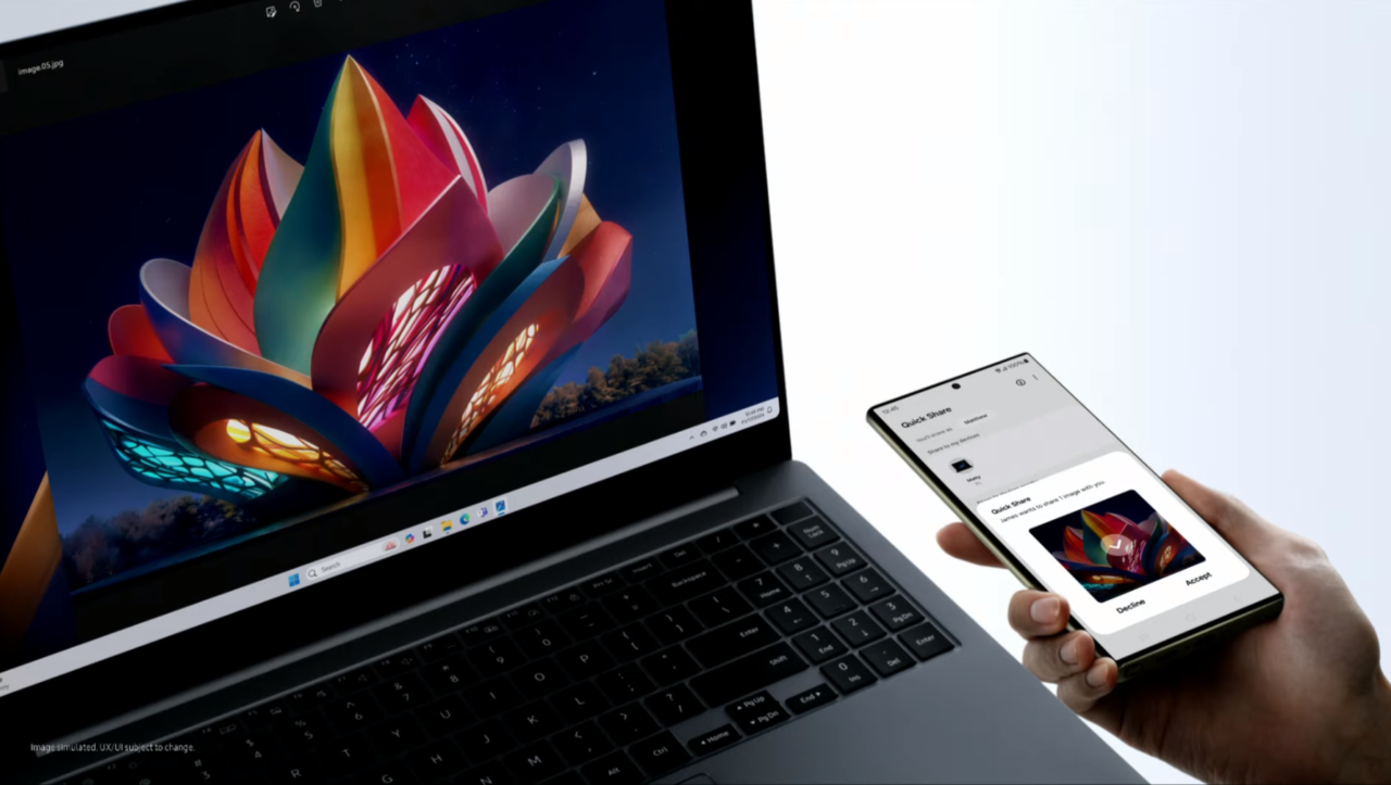 Google i Samsung oraz usługa Quick Share na systemie Windows. Laptop i smartfon Samsung Galaxy S24 Ultra trzymany w ręku, oba wyświetlają tę samą kolorową grafikę abstrakcyjną. Na ekranie smartfona otwarta jest aplikacja do szybkiego udostępniania plików.