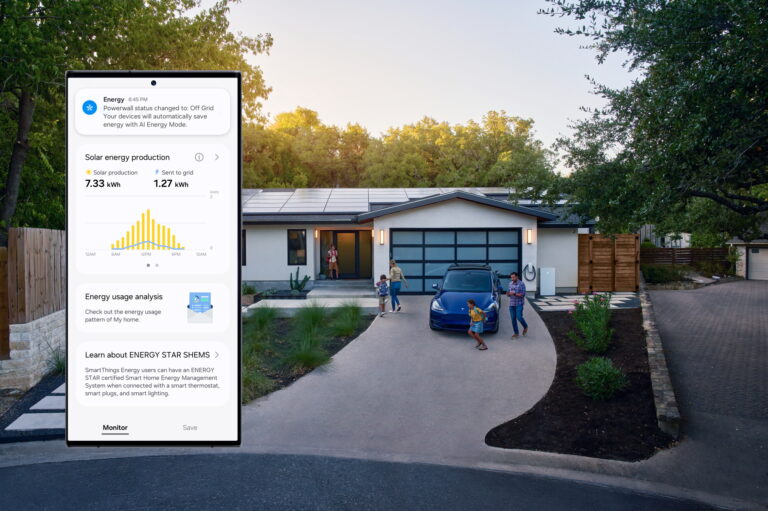 Nowoczesny dom jednorodzinny z panelami słonecznymi na dachu, przed którym stoi niebieski samochód elektryczny i rodzina z dziećmi; po lewej stronie widoczny smartfon z aplikacją monitorującą produkcję i zużycie energii słonecznej.