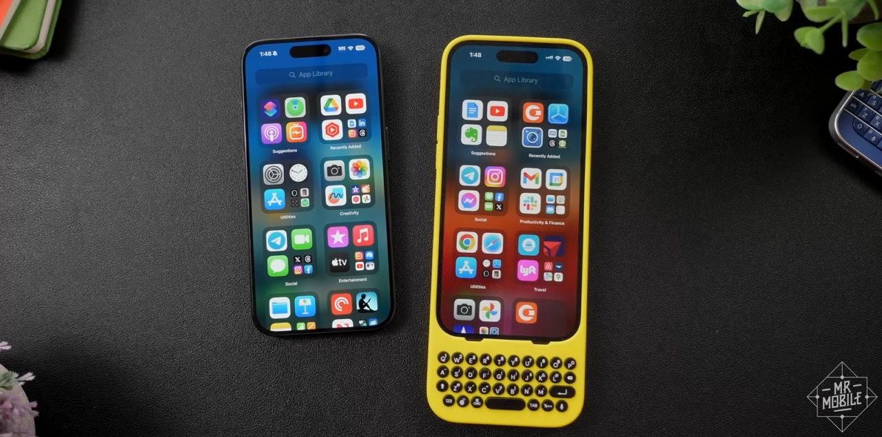 Dwa smartfony na ciemnym podłożu, lewy z niebieską obudową i ekranem bez fizycznych przycisków, prawy w żółtej obudowie z fizyczną klawiaturą Clicks na dole ekranu.