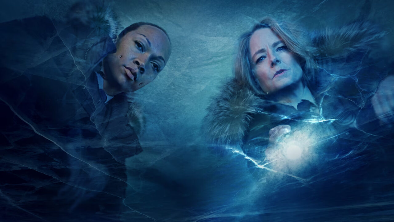 Zdjęcie promujące 4. sezon serialu Detektyw od HBO. Dwie kobiety widziane przez pęknięte szklane tło z efektem mroźnym i niebieskim światłem skoncentrowanym między nimi.