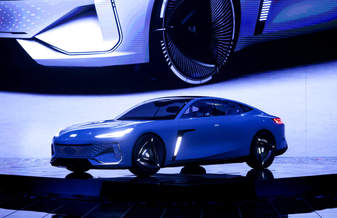 Chińśka firma Geely produkuje samochody elektryczne. Na zdjęciu model Galaxy Light.