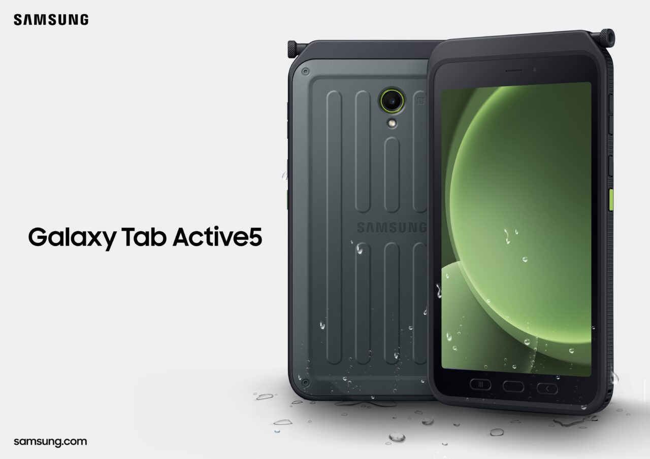 Tablet Samsung Galaxy Tab Active5 na tle o odcieniach szarości, z wyeksponowanym trwałym wzornictwem, kroplami wody na powierzchni i wyraźnym oznaczeniem marki.