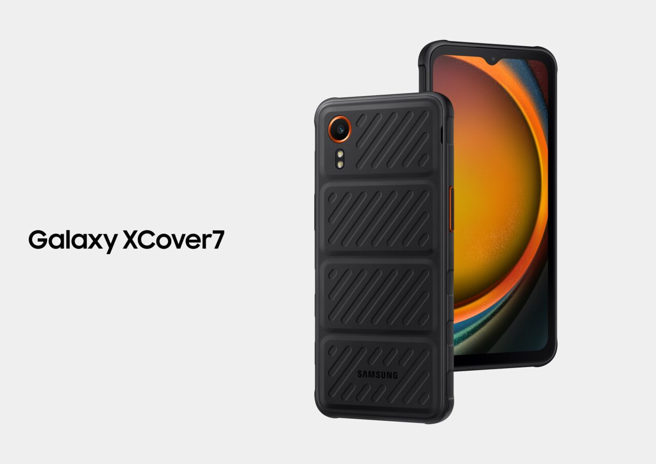 Smartfon Samsung Galaxy XCover 7 z wytrzymałą czarną obudową i wyświetlaczem, na którym widać kolorową grafikę, przedstawiony na białym tle z napisem "Galaxy XCover 7".