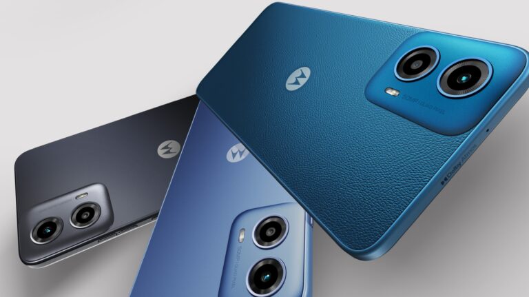 Trzy smartfony Motorola o różnych odcieniach szarości i niebieskiego, z tylnymi aparatami i teksturą skóry.