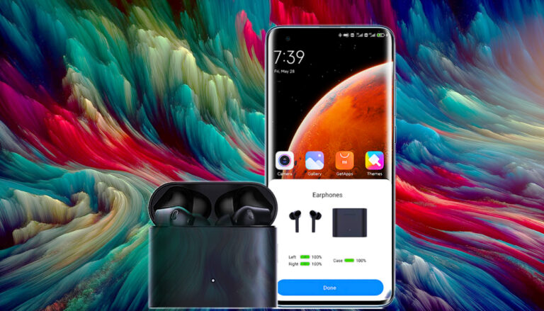 Smartfon z tapetą przedstawiającą planetę na ekranie głównym, obok otwarte etui, w którym są słuchawki Xiaomi mi Air 2 pro oraz interfejsem użytkownika wyświetlającym poziom naładowania słuchawek, umieszczony na tle abstrakcyjnej, kolorowej grafiki.