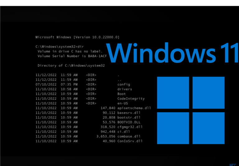 Zrzut ekranu z wierszem polecenia systemu Windows 11 wyświetlający listę plików w katalogu System32, z dużym logo Windows 11 w kolorze niebieskim na czarnym tle.