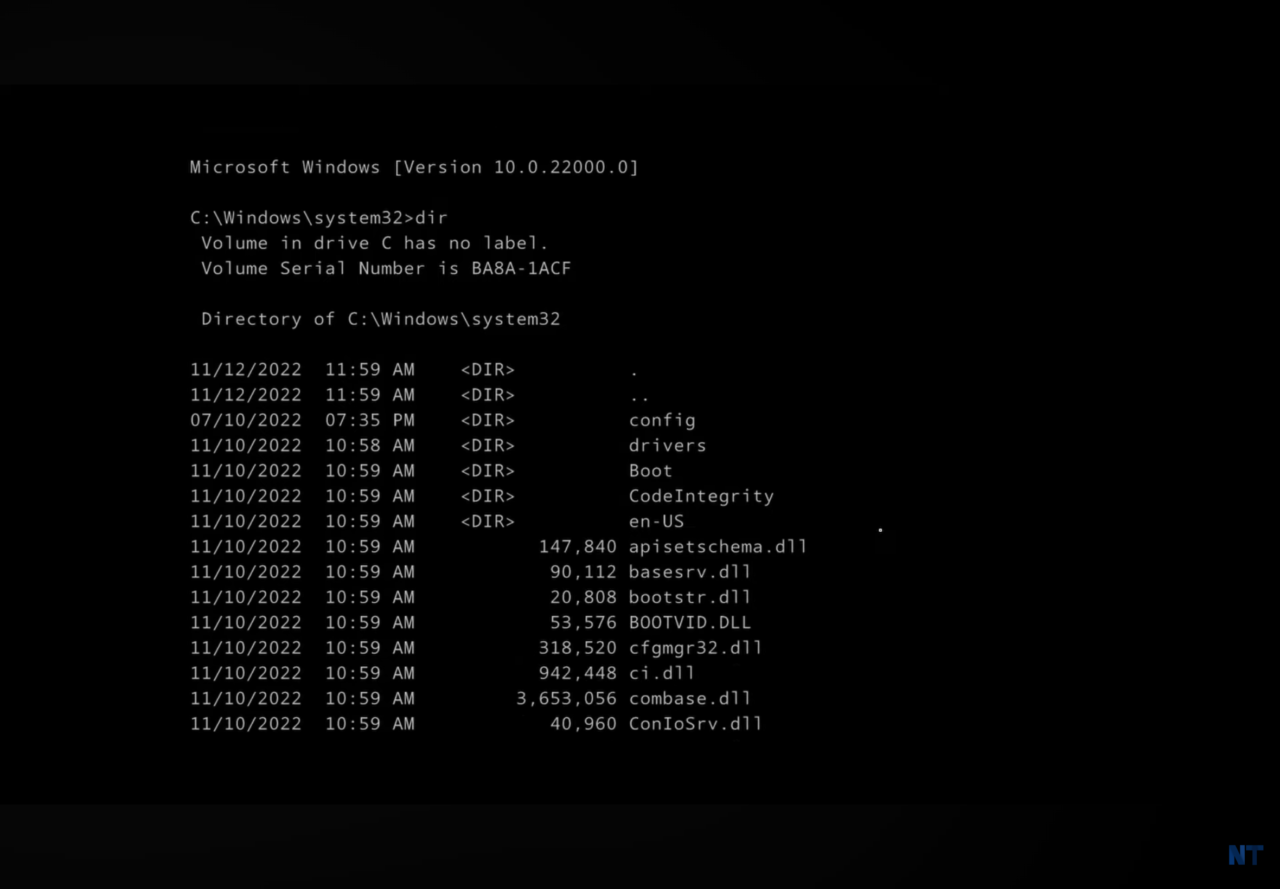 Ekran wyświetlający wiersz poleceń systemu Windows 11 z wynikiem polecenia wylistowania plików w katalogu system32.