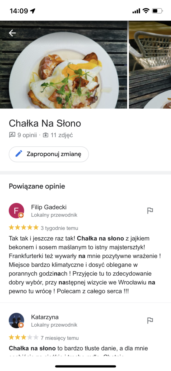 Zdjęcie w Google Maps talerza z jajkiem sadzonym i bekonem, podane na białym talerzu, z opiniami użytkowników w aplikacji mobilnej poniżej.