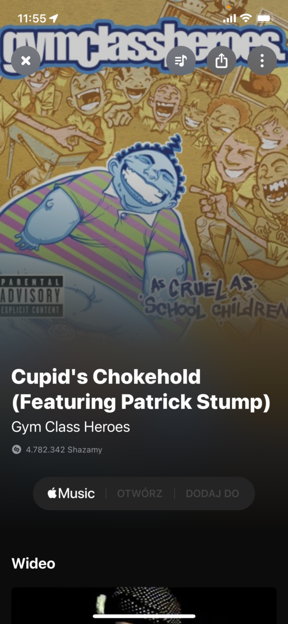 Ekran aplikacji muzycznej z okładką utworu "Cupid's Chokehold" zespołu Gym Class Heroes, z napisem "Featuring Patrick Stump", naklejką "Parental Advisory" i ilością Shazamów, przedstawiający rysunkową postać roześmianego chłopca w paskowanym T-shircie.