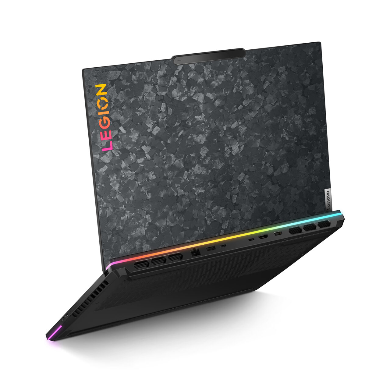 Laptop do gier marki Legion, ustawiony pionowo, z barwnie podświetlanymi portami i klawiaturą oraz wzorzystą, czarną pokrywą.