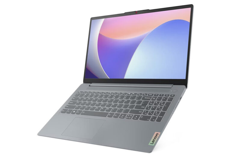 Laptop Lenovo umieszczony pod kątem z wyświetlaczem pokazującym gradientowe tło.