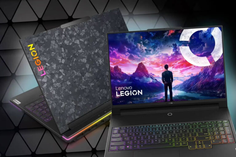 Laptop do gier Lenovo Legion otwarty z kolorowym podświetleniem klawiatury, obok zamknięty laptop z tą samą marką, oboje na geometrycznym, ciemnym tle.