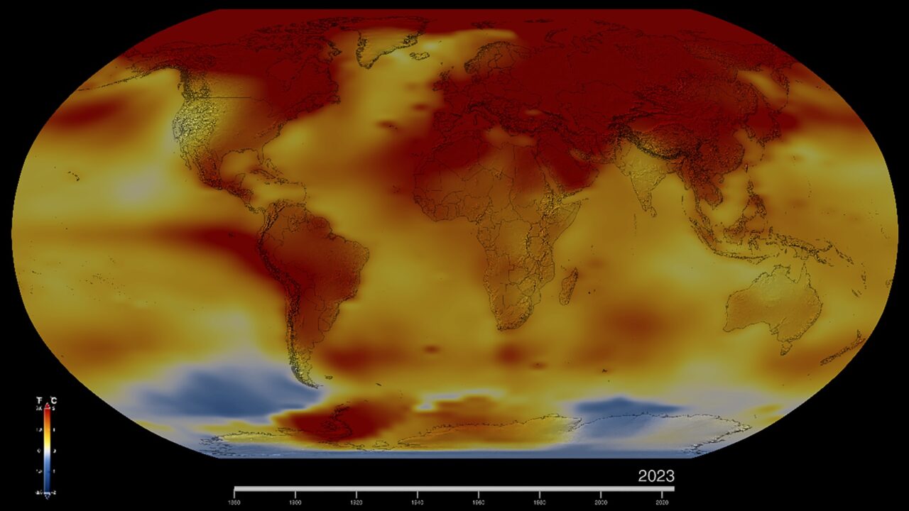 Mapa świata przedstawiająca anomalie temperatury, z różnymi odcieniami od czerwieni do niebieskiego, gdzie czerwony oznacza wyższe temperatury, a niebieski niższe. Na dole obrazu znajduje się skala temperatury w stopniach Celsjusza i Fahrenheita oraz oznaczenie roku 2023.