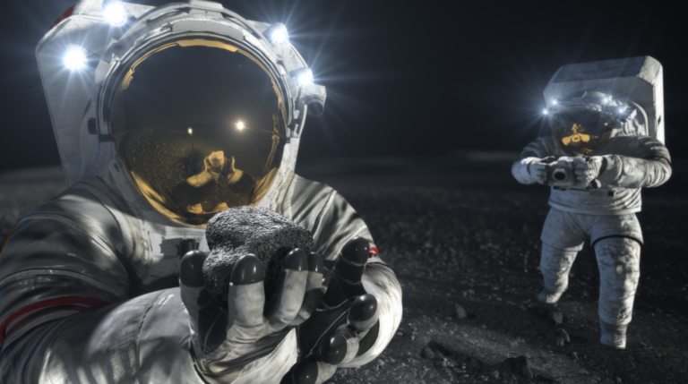 Astronauci NASA w skafandrach kosmicznych na powierzchni księżycowej; jeden trzyma skałę, drugi robi zdjęcie.
