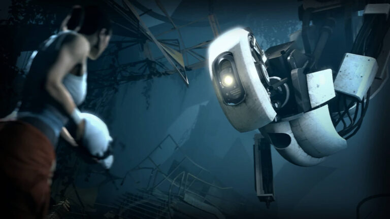 Postać kobieca z gry Portal z ogonem kucykiem ucieka przed unoszącą się białą mechaniczną kamerą z jednym żółtym okiem, w mrocznym i nieco zrujnowanym środowisku.