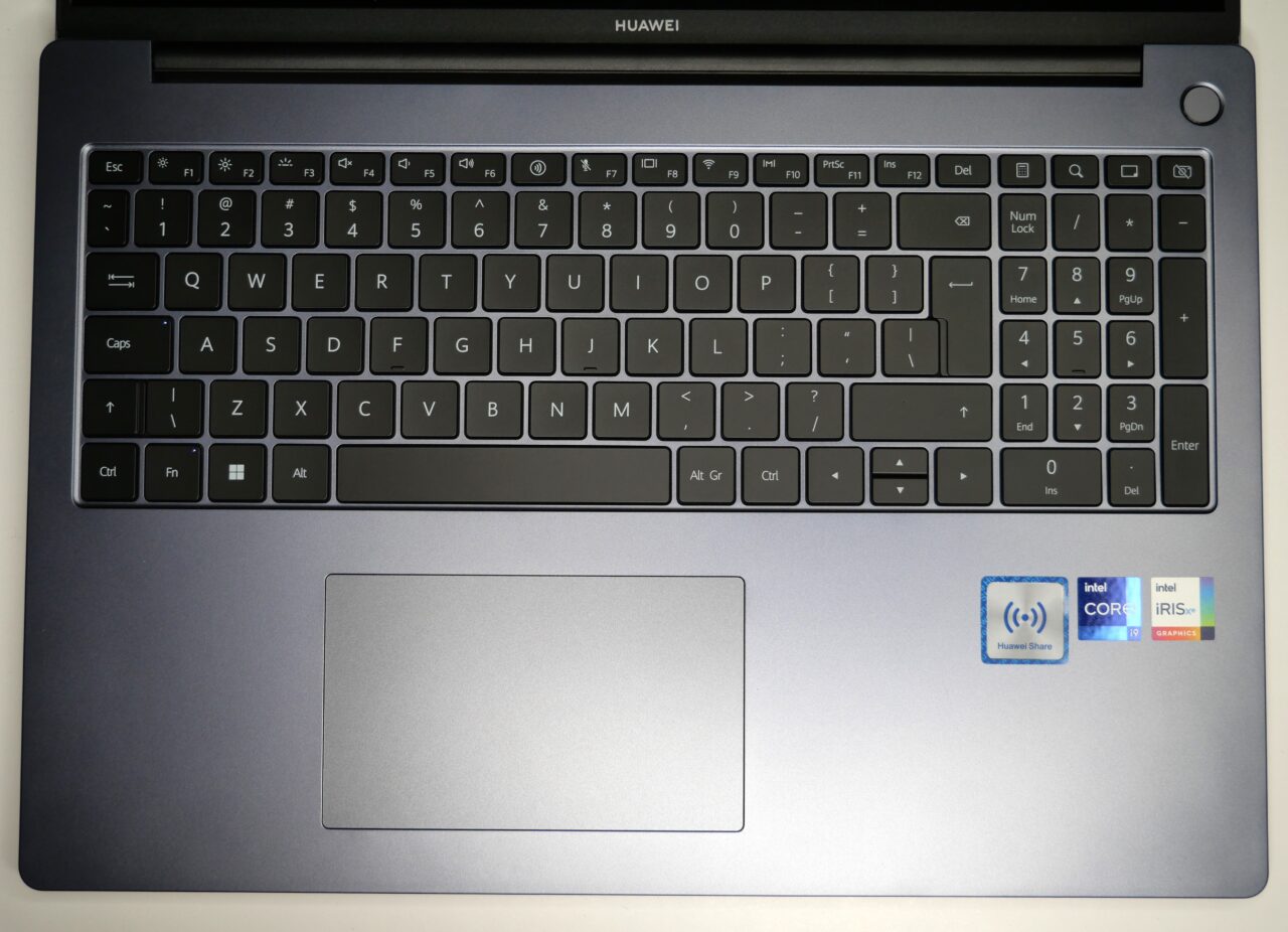 Klawiatura laptopa marki Huawei z touchpadem oraz naklejkami informacyjnymi z logotypami Intel Core i Iris Graphics.