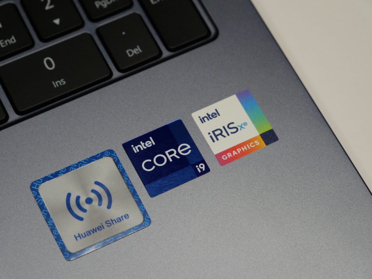 Naklejki na laptopie prezentujące logo "intel CORE i9" i "intel IRIS Xe GRAPHICS" wraz z "Huawei Share".