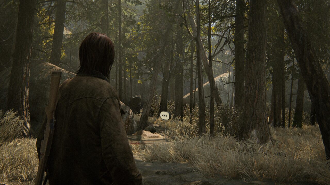 Postać z gry komputerowej z bronią na plecach wędrująca przez gęsty, leśny teren.