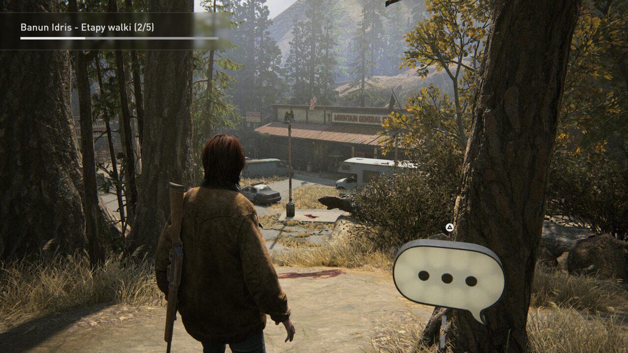 Postać w grze komputerowej stoi na uboczu drogi i patrzy na sklep z napisem "Mountain General" w otoczeniu drzew i przyczep kempingowych, w tle pagórkowaty krajobraz.