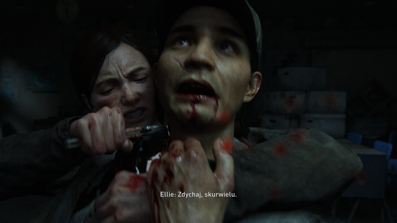Scena z gry komputerowej przedstawiająca kobietę próbującą dusić inną postać, z napisami dialogowymi na dole ekranu.