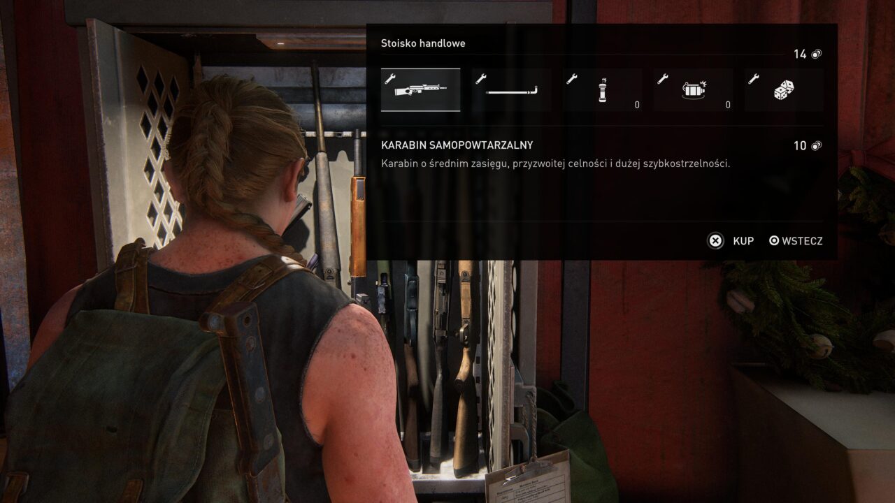 Postać w grze stoi przed stoiskiem handlowym z bronią, z tyłu widać opcje zakupu karabinu samopowtarzalnego w interfejsie użytkownika.