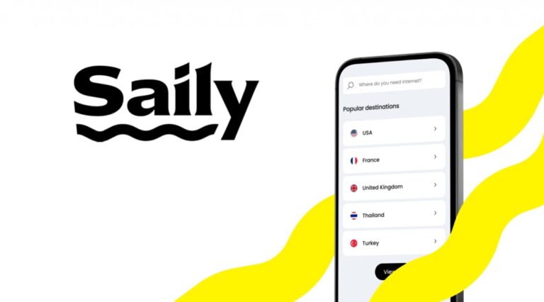 Grafika przedstawiająca leżący smartfon z otwartą aplikacją z listą popularnych destynacji podróży na ekranie i duży napis "Saily" z falą zastępującą linię pod tekstem na tle ozdobionym żółtymi, abstrakcyjnymi kształtami.