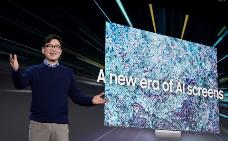 Mężczyzna prezentujący telewizor, na którym widnieje napis "A new era of AI screens" na tle grafiki o abstrakcyjnym wzorze i linii świetlnych.