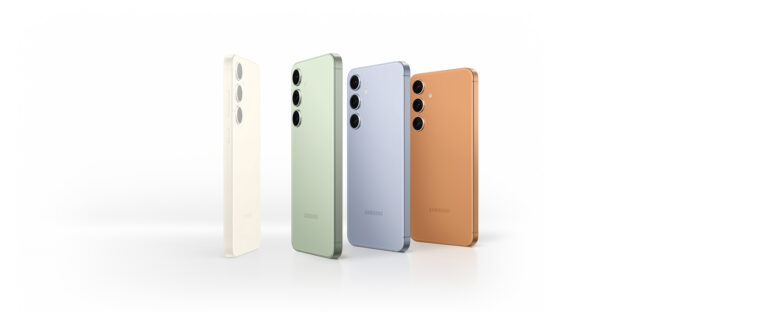 Cztery smartfony Samsung Galaxy S24 ustawione pionowo z tyłu, w kolorach białym, zielonym, srebrnym i pomarańczowym, na białym tle.