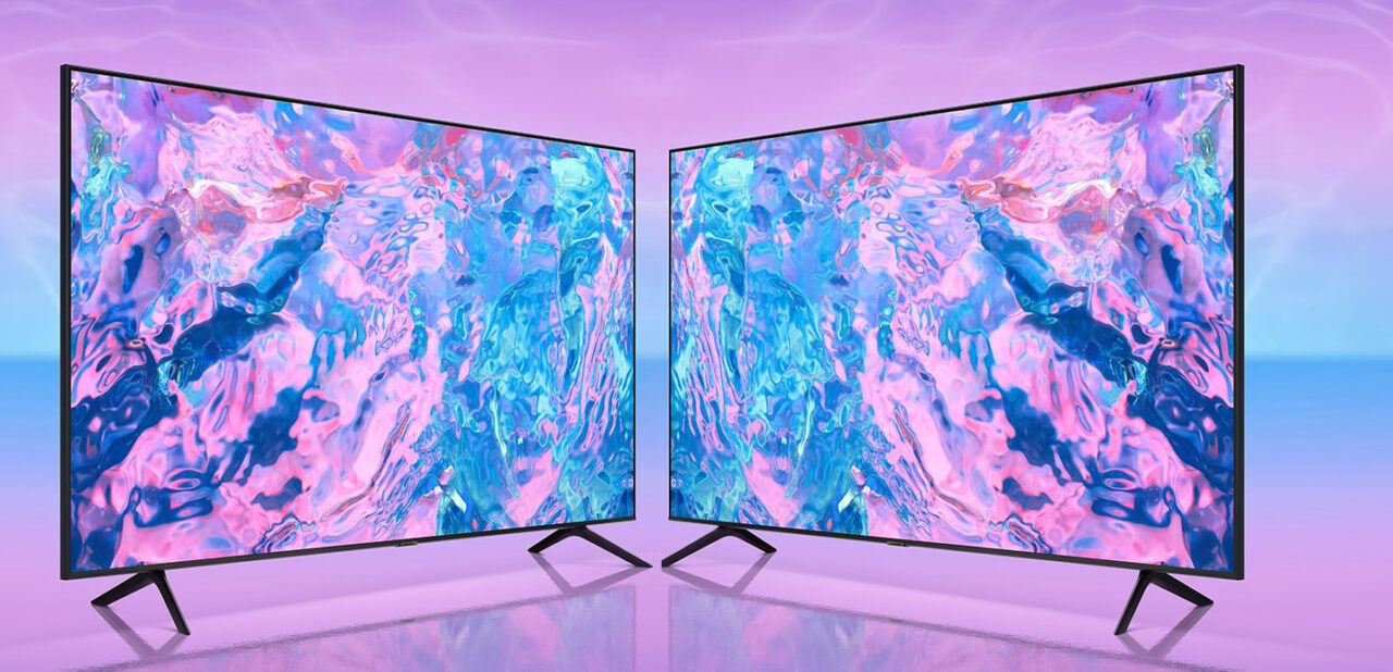 Dwa telewizory Samsung UE43CU7172 z włączonymi ekranami pokazującymi abstrakcyjną grafikę w odcieniach różu i niebieskiego, postawione na podłodze z odbiciem, na tle o gradientowej barwie od różu do błękitu.