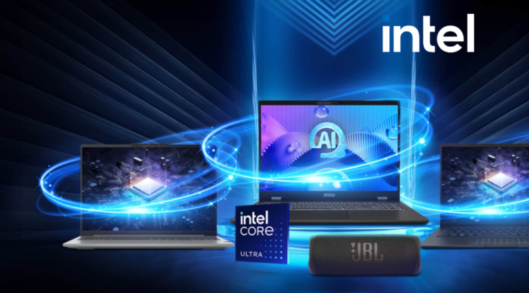 Trzy laptopy z logiem Intel oraz symbolem AI na centralnym ekranie, połączone błękitnymi wiązkami światła, z procesorem i pudełkiem Intel Core Ultra i głośnikiem JBL na pierwszym planie na ciemnoniebieskim tle z abstrakcyjnym wzorem.