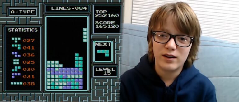 Zrzut ekranu klasycznej gry Tetris pokazującej statystyki i wynik na poziomie 15 oraz młoda osoba z okularami siadająca przed nim.