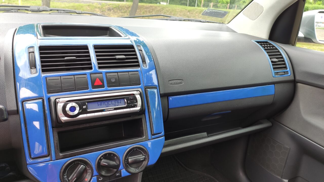 Fizyczne przyciski w samochodach — VW Polo IV wnętrze pojazdu, radio, schowek pasażera i przyciski sterujące