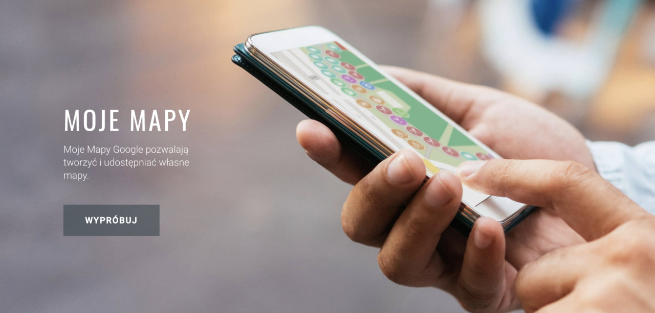 Osoba trzyma w ręku smartfon z otwartą aplikacją map, na tle tekst "MOJE MAPY" i opis funkcji aplikacji "Moje Mapy Google pozwalają tworzyć i udostępniać własne mapy" oraz przycisk "WYPRÓBUJ".