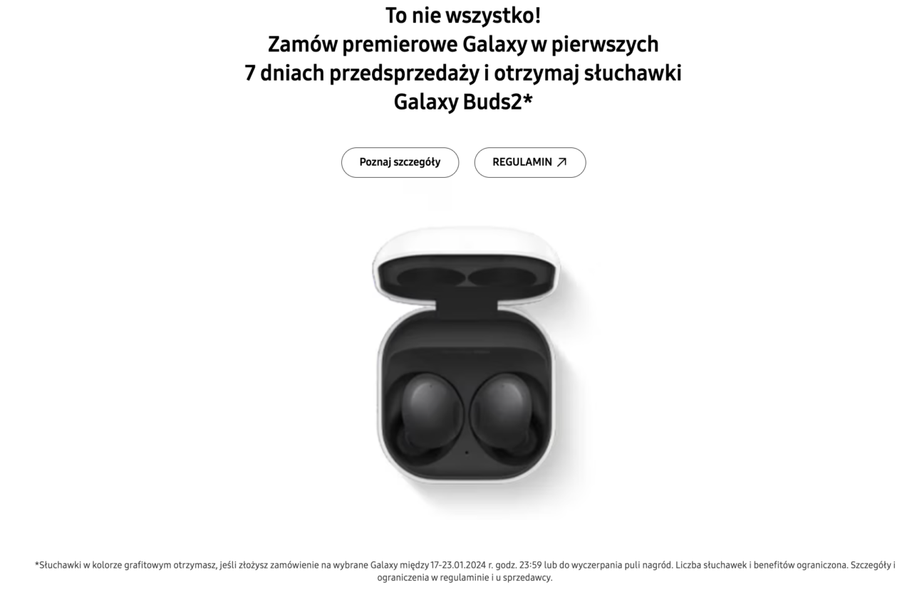 Reklama słuchawek Galaxy Buds2 z otwartym etui pokazującym dwa bezprzewodowe słuchawki, która zachęca do zamówienia premierowego produktu Galaxy w okresie przedsprzedaży, aby otrzymać słuchawki jako prezent. W tle widoczny jest tekst promocyjny oraz przyciski zachęcające do poznania szczegółów i zapoznania się z regulaminem promocji.
