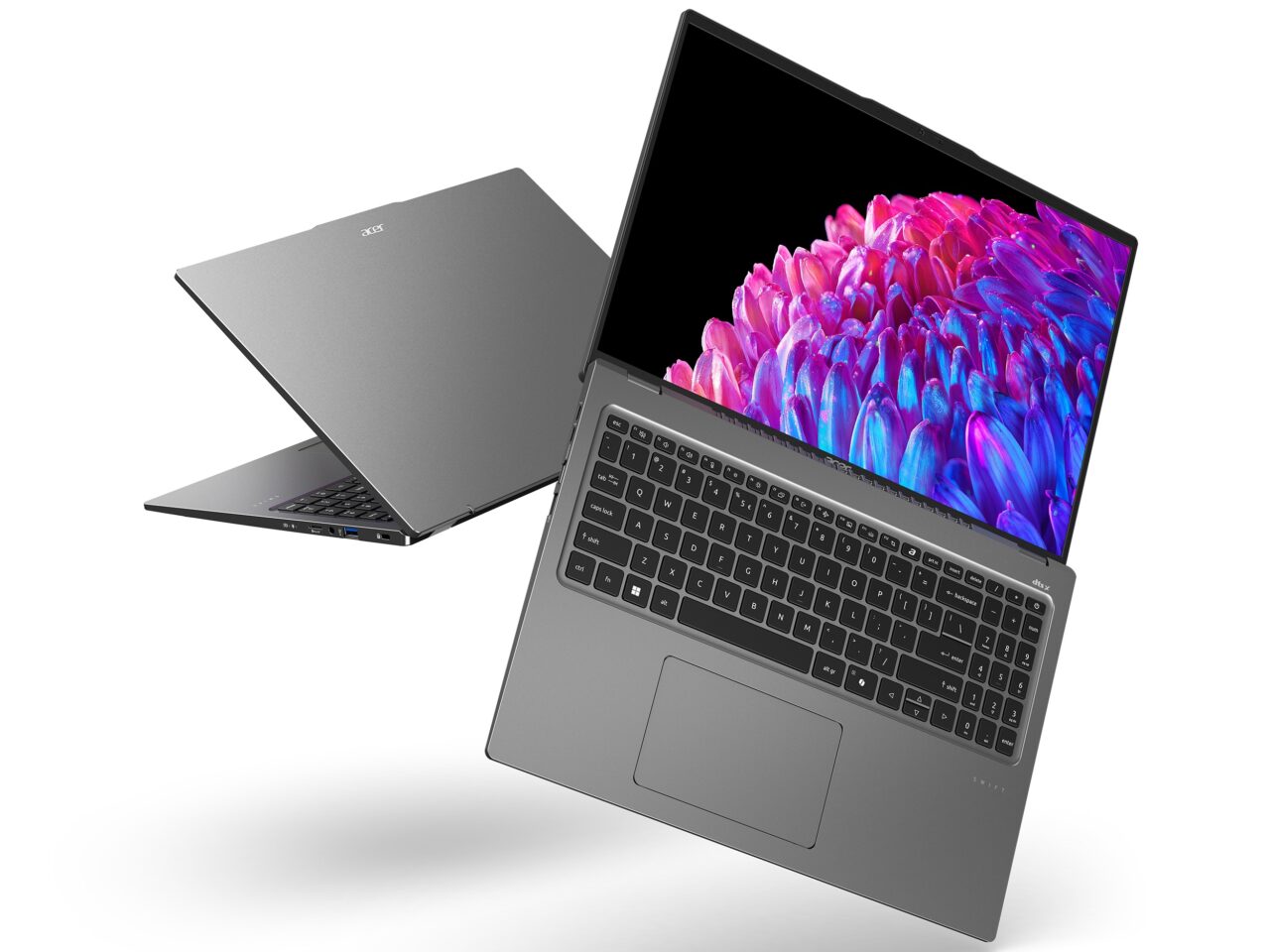 Dwa srebrne laptopy marki Acer ustawione jeden za drugim pod kątem, z kolorowymi kwiatami na ekranach.
