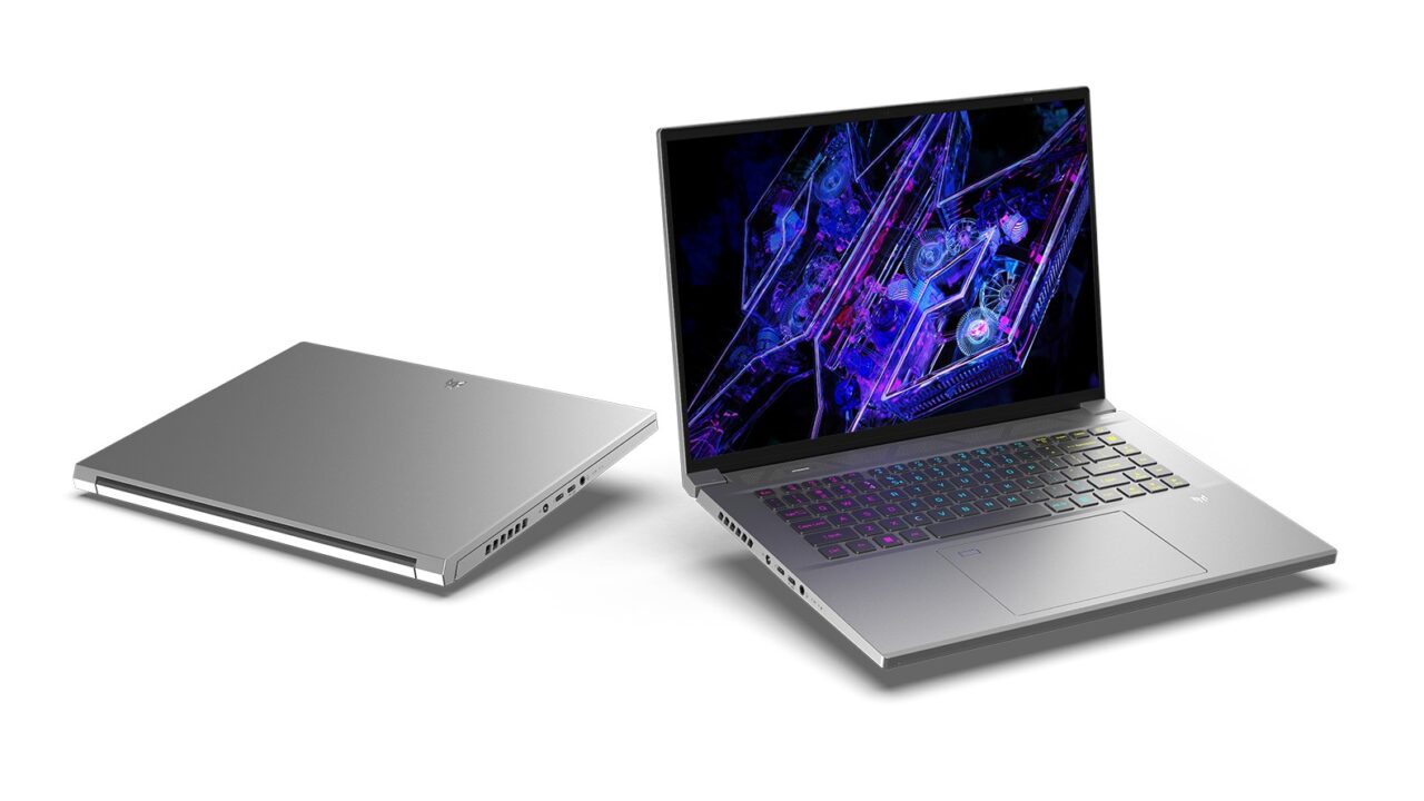 Laptop gamingowy z podświetlaną klawiaturą i wyświetlaczem z obrazem elektroniki na białym tle, obok zamknięta szara obudowa tego samego laptopa.