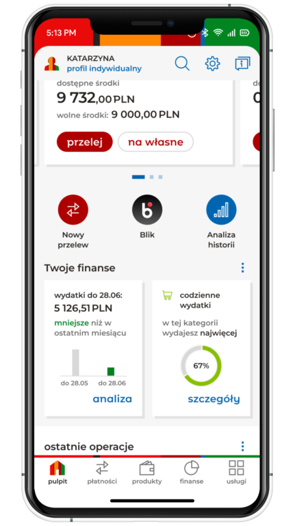 Zrzut ekranu aplikacji bankowej mBank na smartfonie pokazujący saldo konta, przyciski do wykonania przelewu, wykresy finansowe oraz menu z różnymi opcjami bankowości.