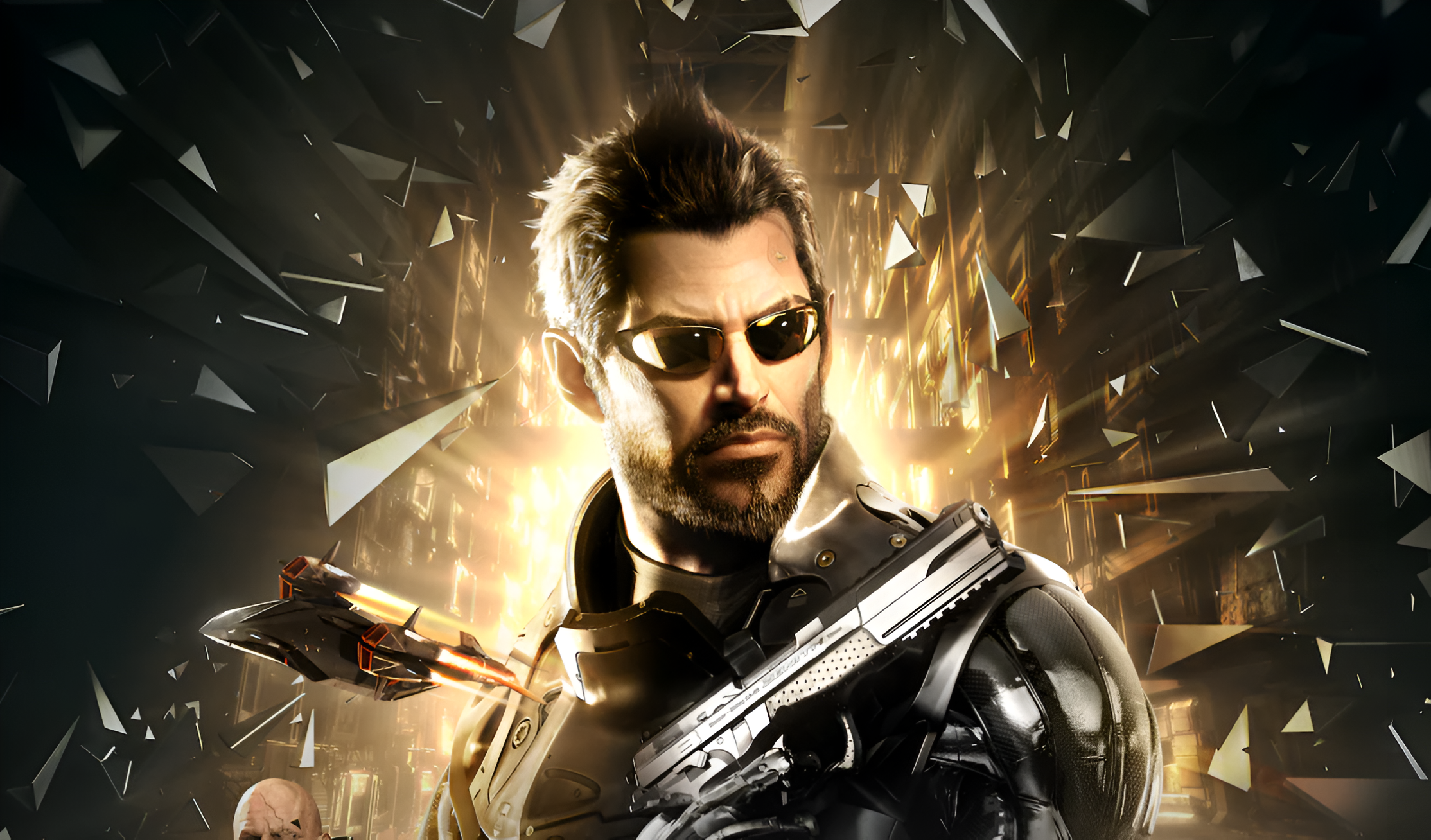 Mężczyzna w futurystycznym pancerzu z gry Deus Ex i okularach przeciwsłonecznych trzymający broń palną, otoczony przez fraktalne odłamki szkła i intensywne światło w tle. Gra dostepna w Epic Games Store za darmo