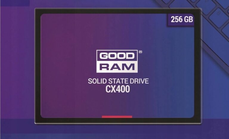 Opakowanie zawierające dysk SSD marki GOODRAM, model CX400, o pojemności 256 GB, leżącego na tle klawiatury komputerowej i podkładki w odcieniach fioletowego i niebieskiego.
