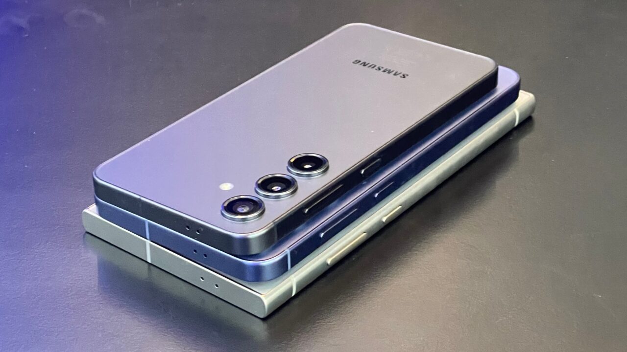 Trzy smartfony Samsung rozmieszczone jeden na drugim, z aparatami skierowanymi w górę.