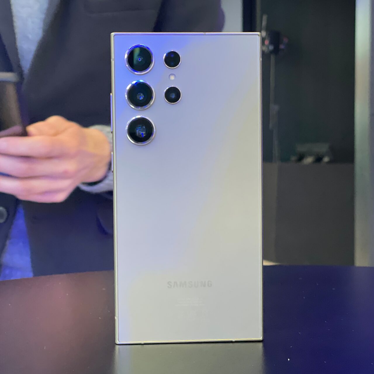Tylny panel smartfona Samsung z pięcioma obiektywami kamery.
