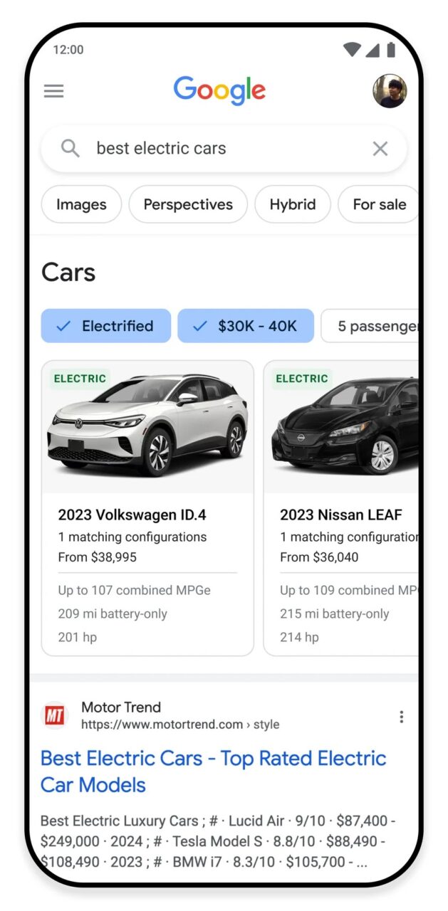 Ekran smartfona z otwartym Google i wyszukiwaniem "best electric cars", pokazujący wyniki dla samochodów elektrycznych, w tym Volkswagen ID.4 i Nissan LEAF, z filtrami dla samochodów elektrycznych o cenie od 30 do 40 tysięcy dolarów.