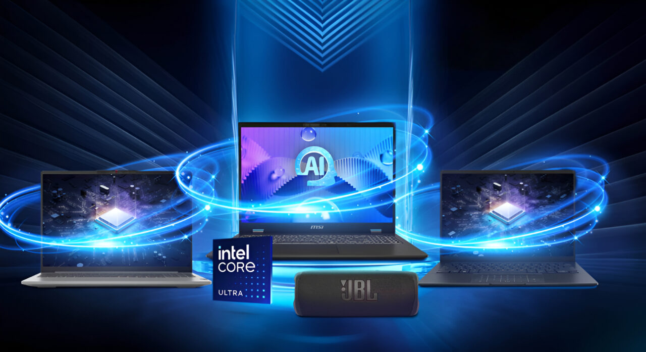 Trzy laptopy wyposażone w procesory Intel z podświetlonymi ekranami z grafikami symbolizującymi zaawansowane technologie na ciemnoniebieskim tle z akcentami świetlnymi i logo "AI", obok pudełko z napisem "Intel Core Ultra" i głośnik JBL.