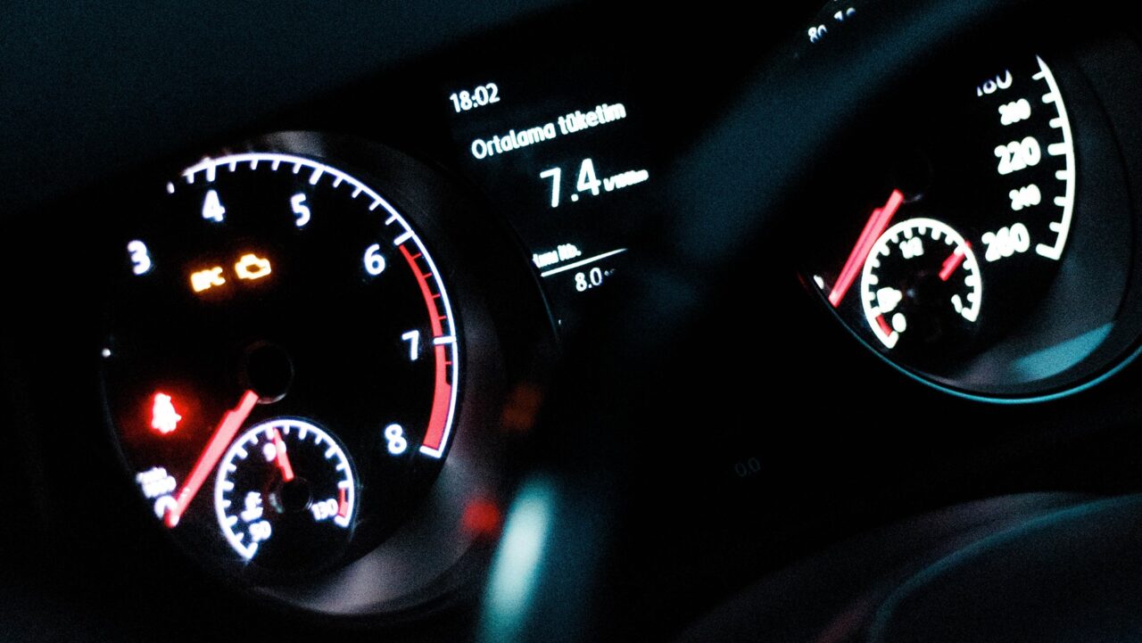 kontrolki w samochodzie wyświetlane na zegarach na desce rozdzielczej