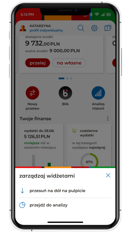 Ekran smartfona z otwartą aplikacją bankową mBank pokazującą profil użytkownika z dostępnymi środkami, opcjami przelewu, analizy finansów i wydatków, oraz menu zarządzania widżetami.