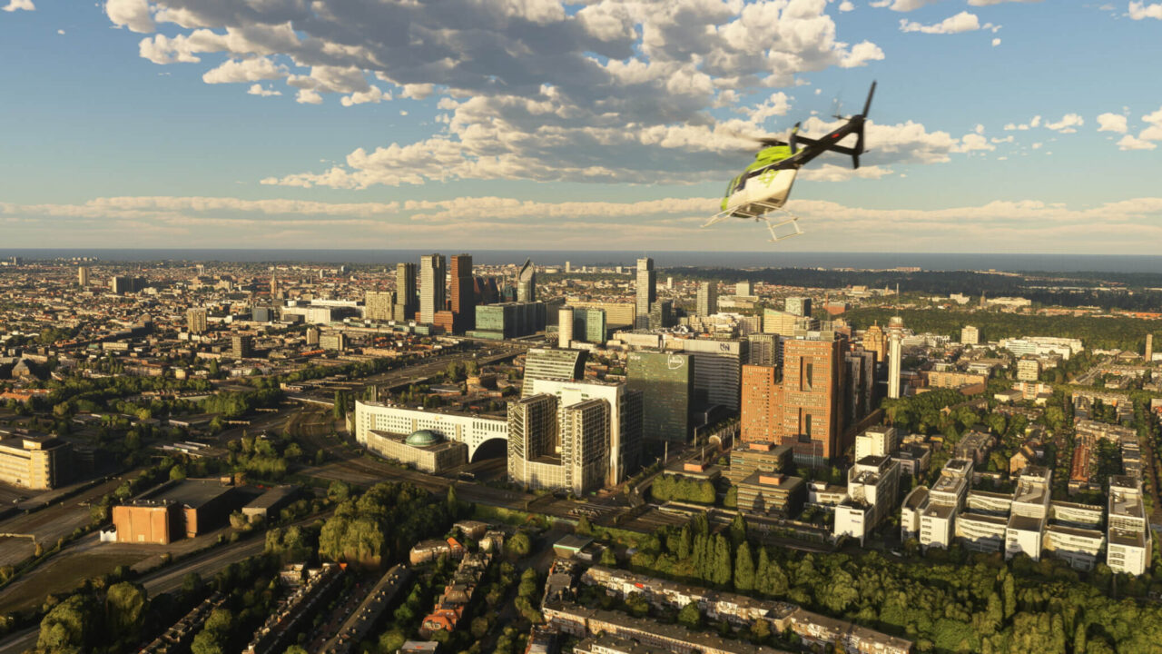 Widok z lotu ptaka na zmodernizowane centrum dużego miasta z wysokimi biurowcami i śmigłowcem lecącym w prawym górnym rogu obrazu w grze Microsoft Flight Simulator.