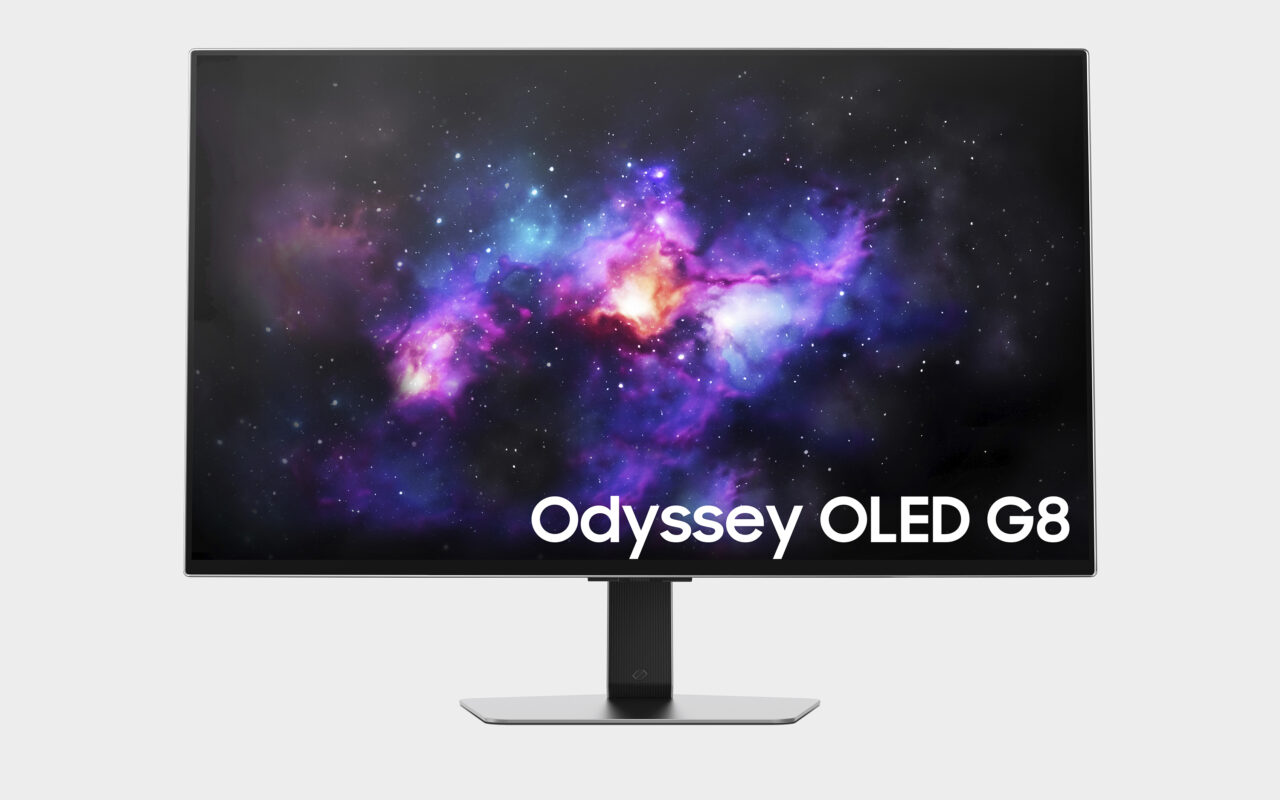 Monitor komputerowy OLED firmy Odyssey model G8, wyświetlający obraz kosmosu z kolorowymi mgławicami na ekranie.